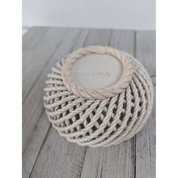 Vintage Woven Basket Weave Ceramic Covered Triniket Dish Roses Spain White Pink - Picture 8 of 9